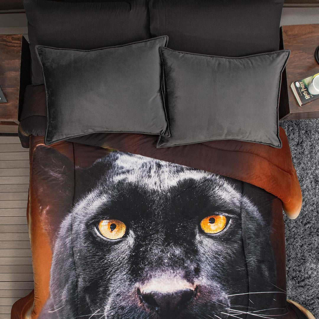 El Cobertor Black Panther, es ideal para vestir tu cama con el mejor diseño en temporadas menos frias, con suave flannel, tiene la calidez y suavidad perfectos. Puedes lavarlo en casa siguiendo las instrucciones de lavado de la etiqueta.