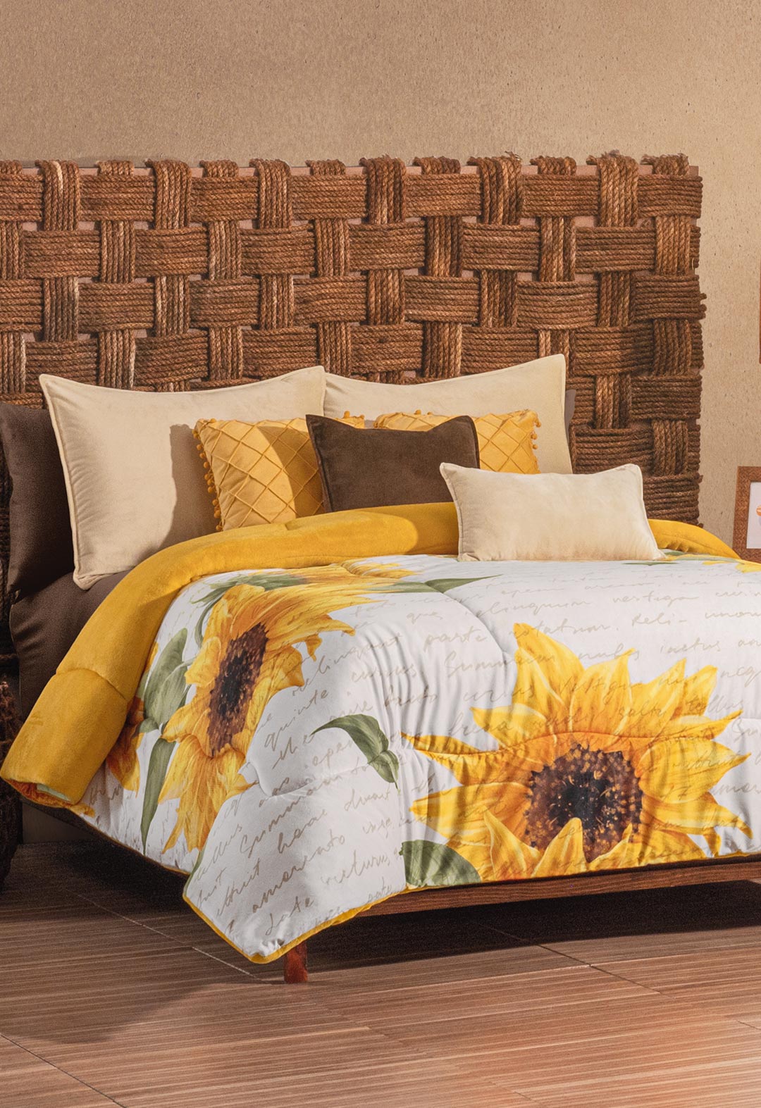 El Cobertor Mirasol, decora tu habitación y tu cama con un hermoso diseño floral, perfecto para temporadas menos frías, con suave flannel, tiene la calidez y suavidad perfecta. Puedes lavarlo en casa siguiendo las instrucciones de lavado de la etiqueta.